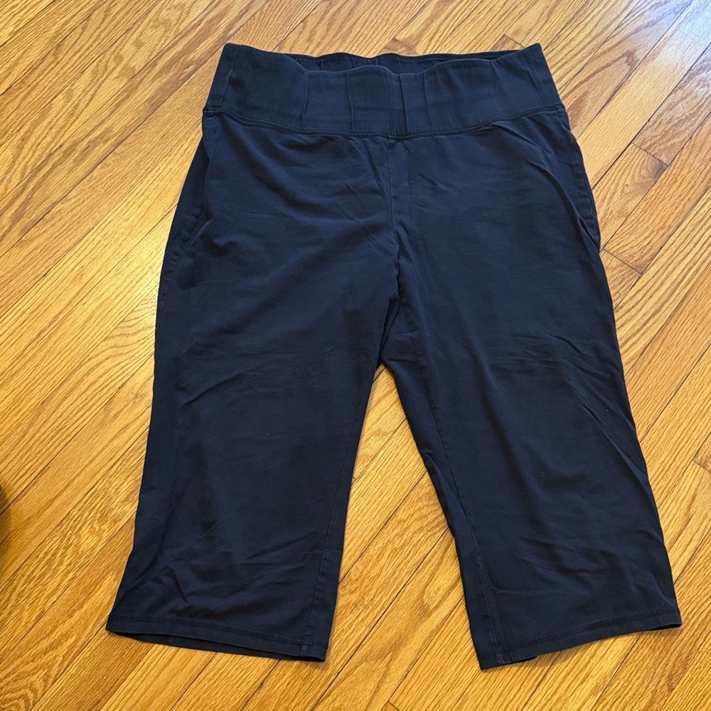 Livi Black Capri Leggings